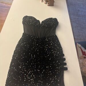 Elegant Black Sequin hoco Strapless Dress. Is a size 2 but fits like a 00.